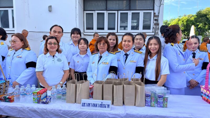 พิธีเจริญพระพุทธมนต์และทำบุญตักบาตร