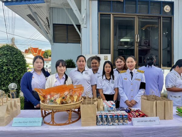 พิธีเจริญพระพุทธมนต์และทำบุญตักบาตร