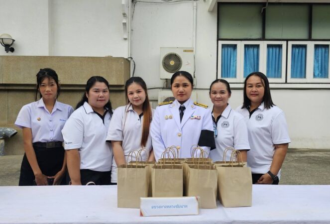 พิธีเจริญพระพุทธมนต์และทำบุญตักบาตรถวายพระราชกุศล